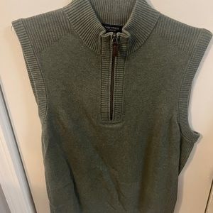 Men’s olive green Roundtree and York sweater vest
